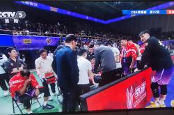 开云平台-矛盾升级球队内部冲突，主教练面临管理困境的简单介绍