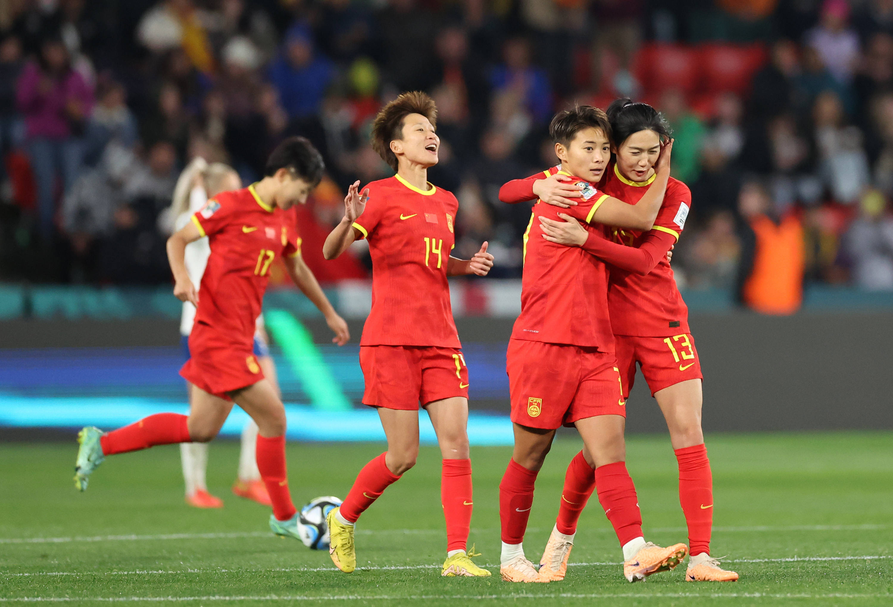 历史性时刻！中国女足击败对手