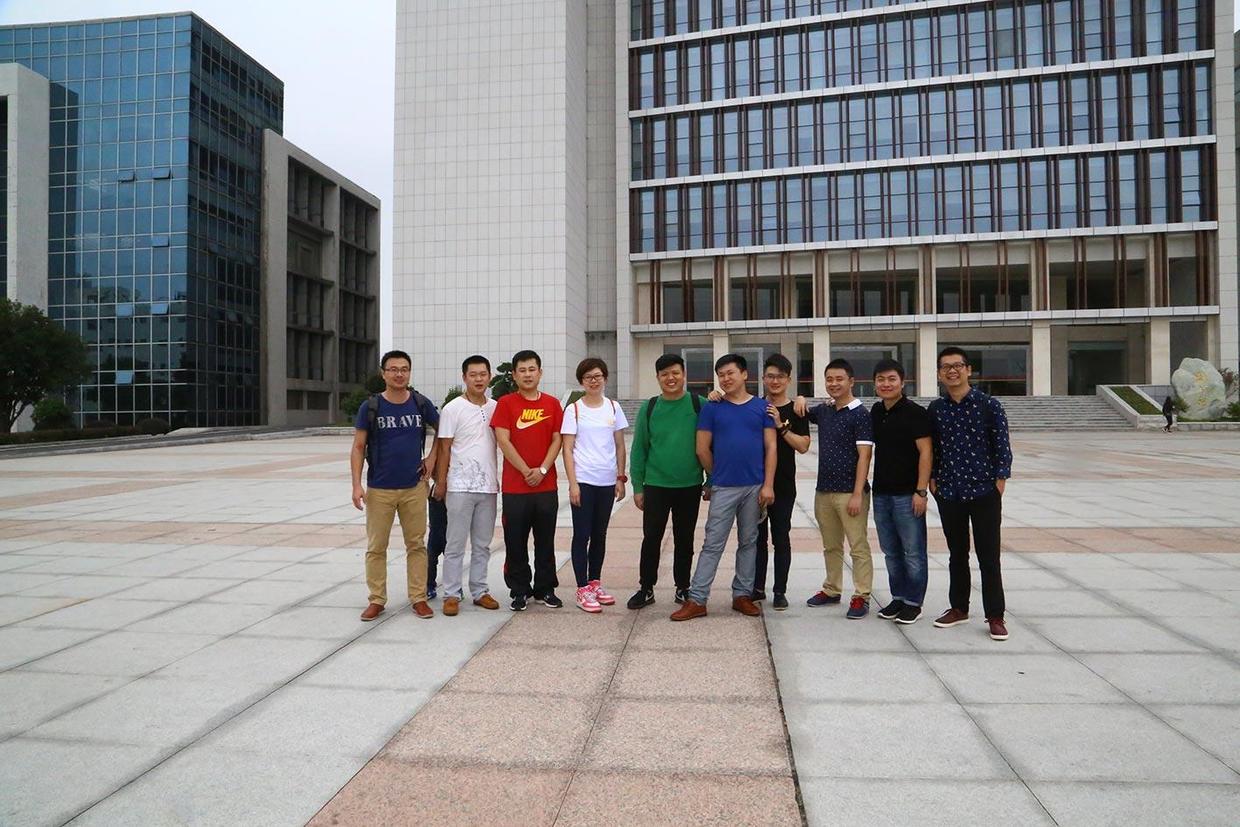 风雨兼程球队突围成功，情绪高涨的简单介绍