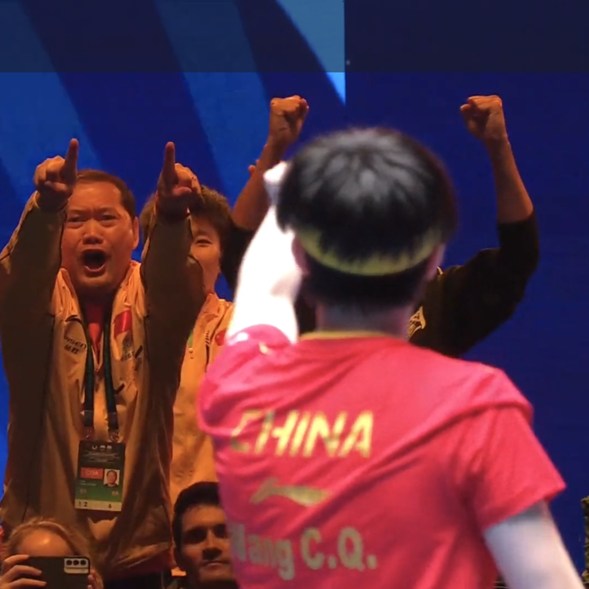 关于一场比赛中球员技术展示完美，赢得观众掌声的信息