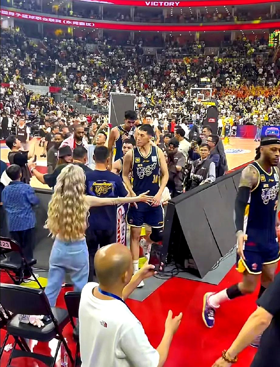 关于一场比赛中球员技术展示完美，赢得观众掌声的信息