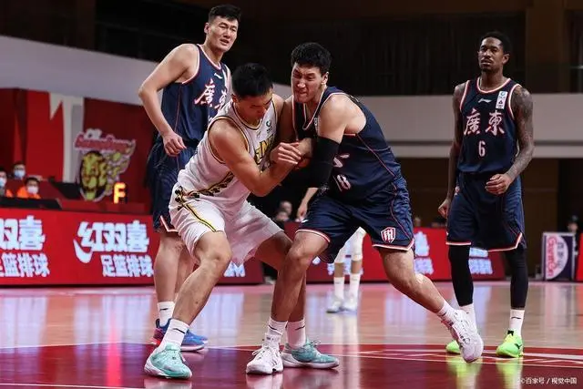 教练突然请辞，球队管理层亟待找到接班人的简单介绍