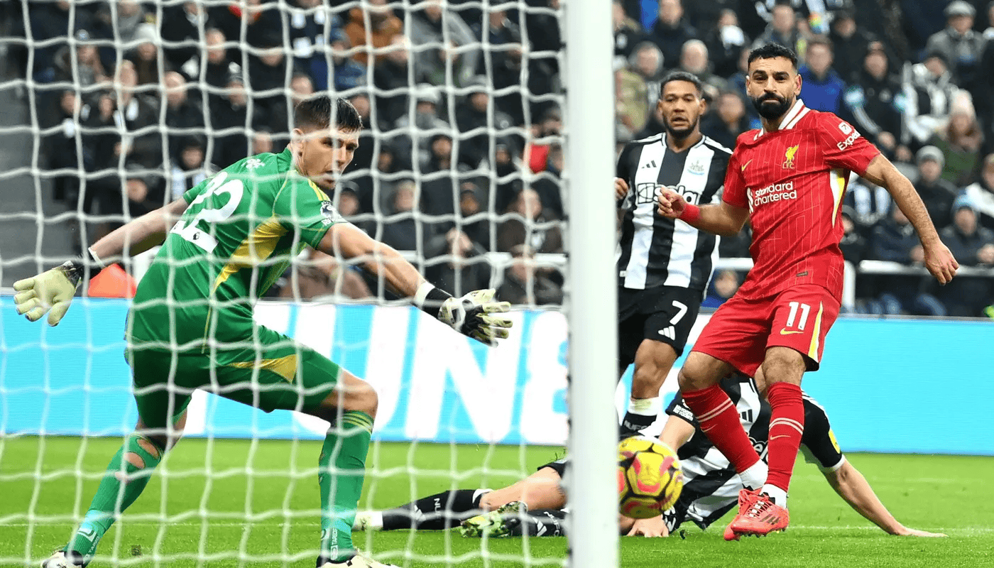 包含利物浦客场逼平曼城，实力均衡角逐的词条