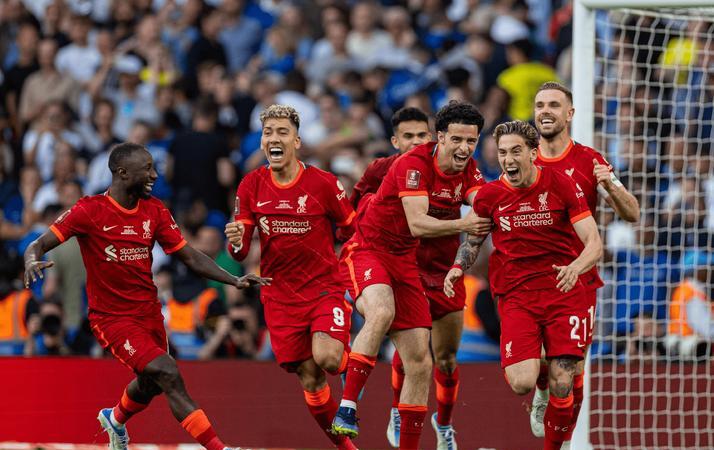 包含利物浦客场逼平曼城，实力均衡角逐的词条