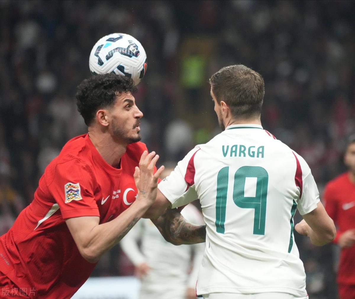 匈牙利队在对阵俄罗斯队的比赛中胜出