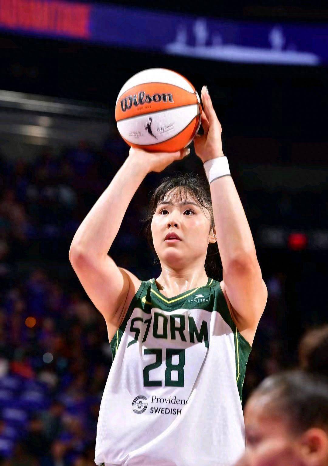 比赛中女运动员表现出色，助球队取得胜利