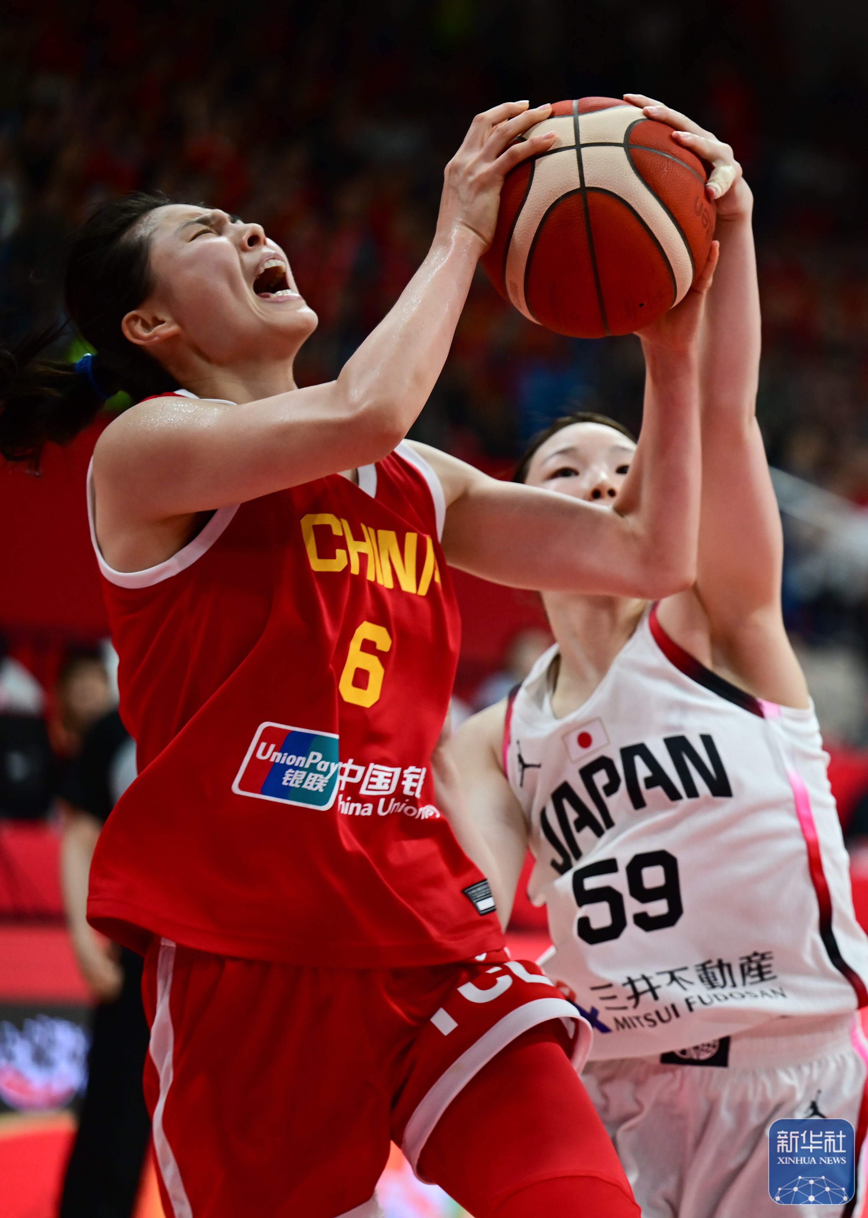 比赛中女运动员表现出色，助球队取得胜利