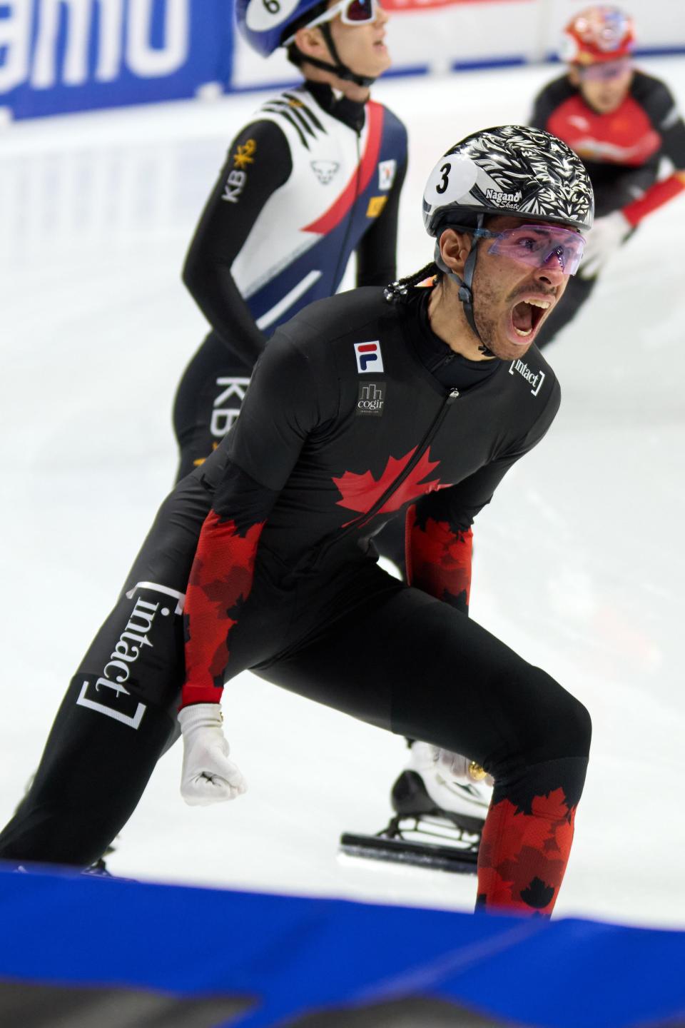 塞尔维亚选手在短道速滑比赛中登上领奖台