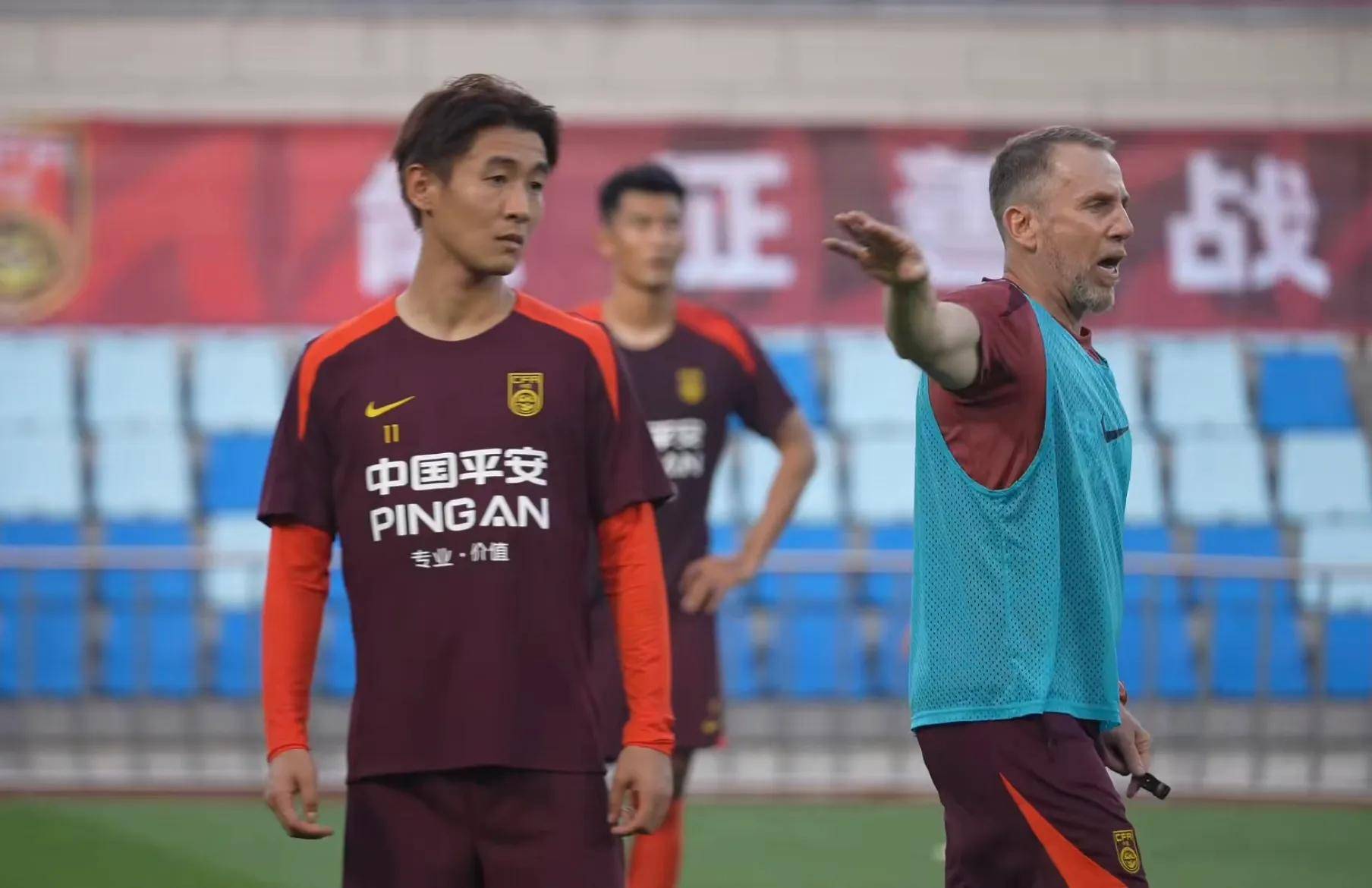 包含前球星成为球队教练，带领年轻球员迈向辉煌未来的词条