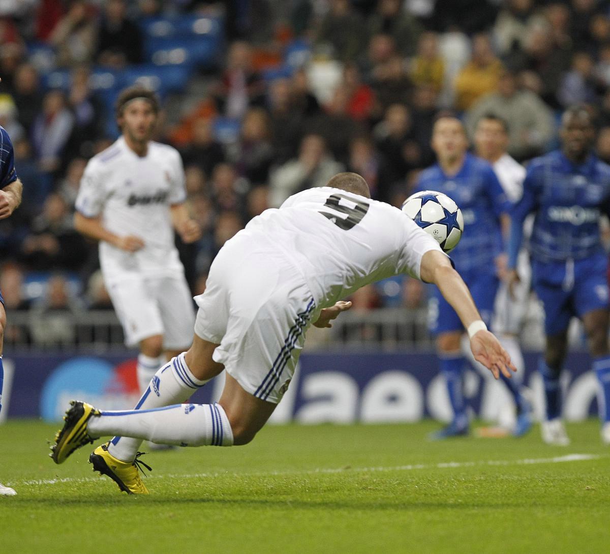 埃因霍温欧冠晋级之路坎坷，困境重重！的简单介绍