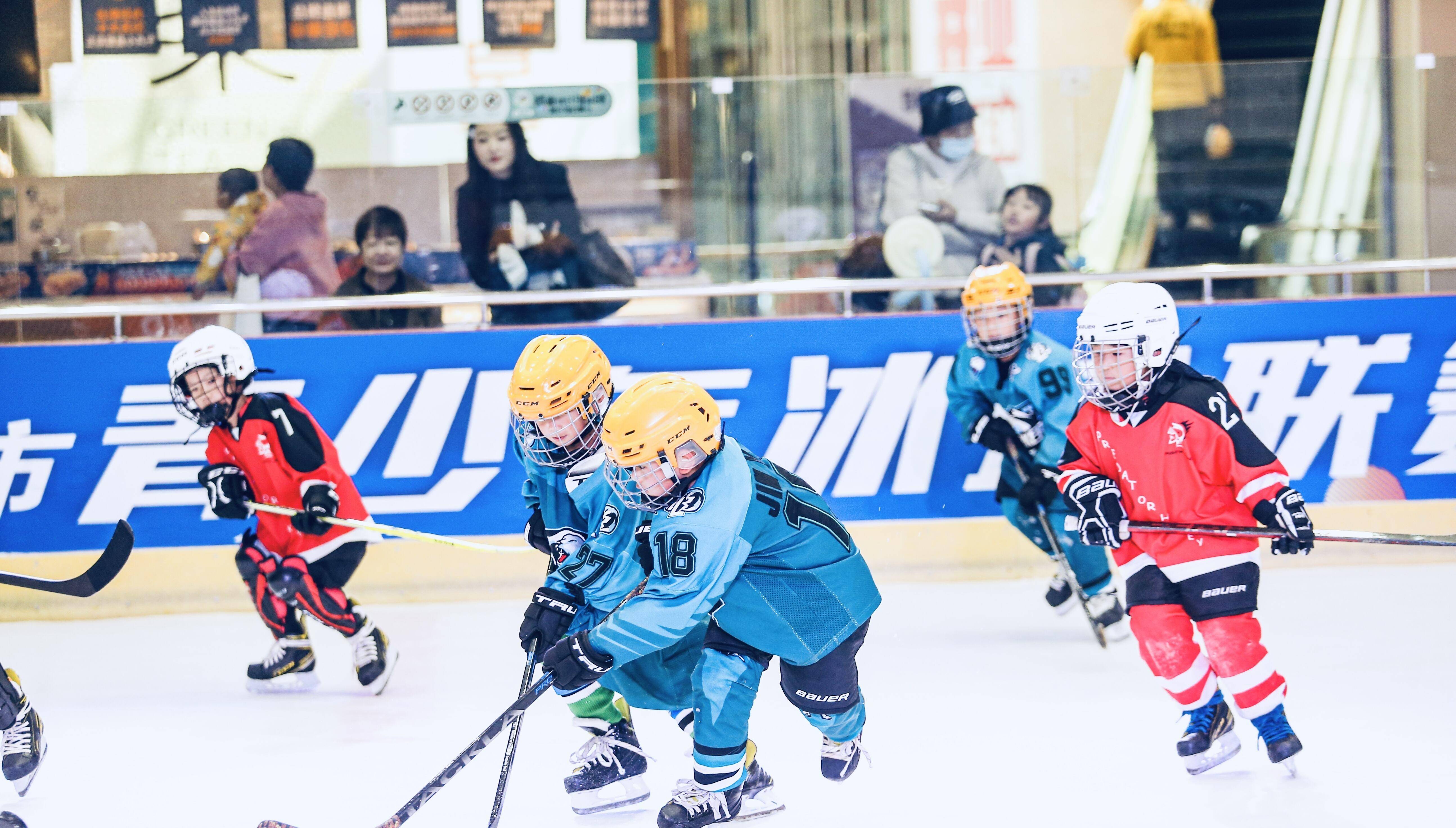 冰球场外新闻不断，话题热度爆表的简单介绍